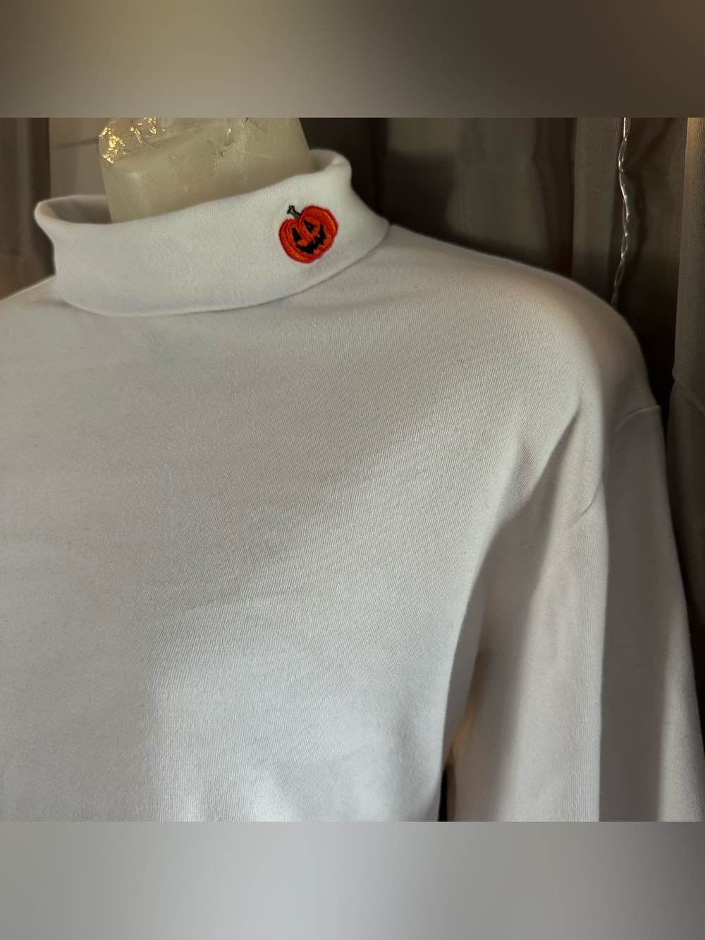 Holiday editions white long-sleeve turtleneck small embroidered pumpkin Sz M